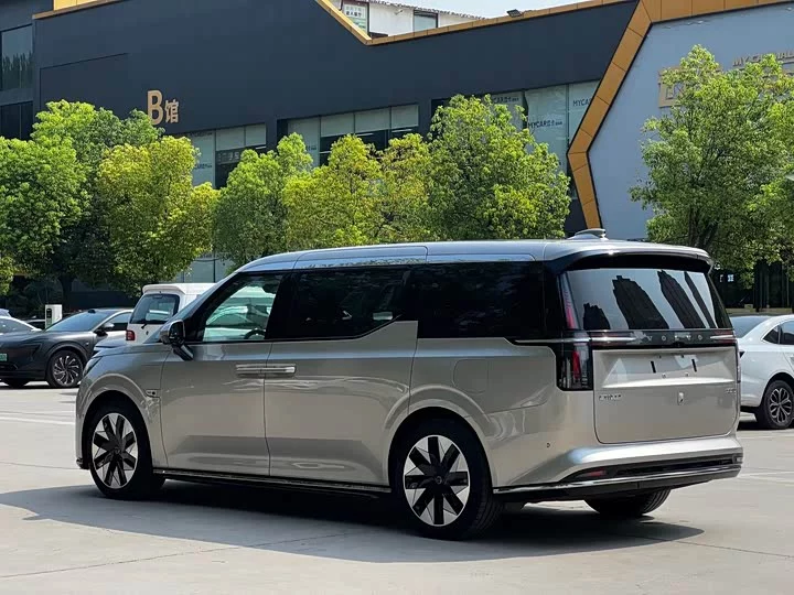 Volvo EM90