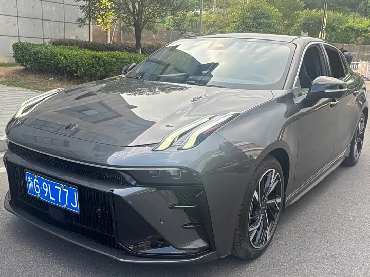 Lynk & Co 03
