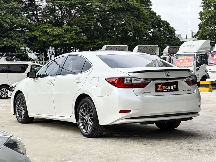 Lexus ES