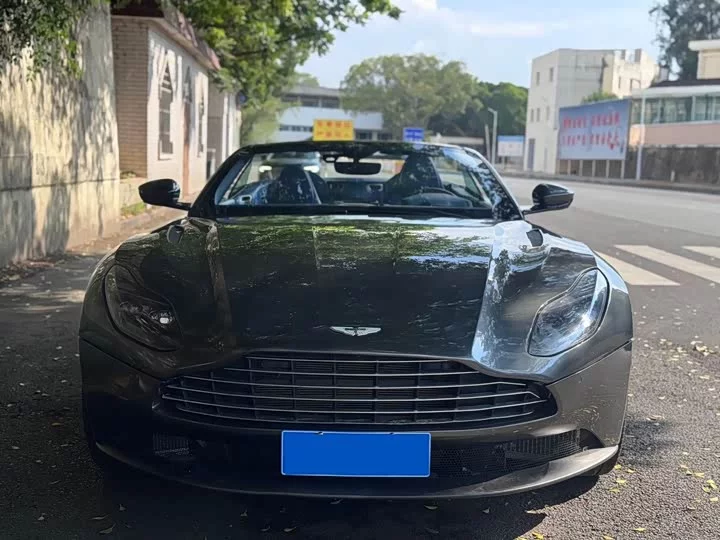 Aston Martin DB11