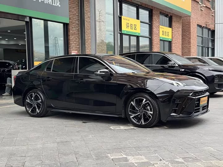 Lynk & Co 03