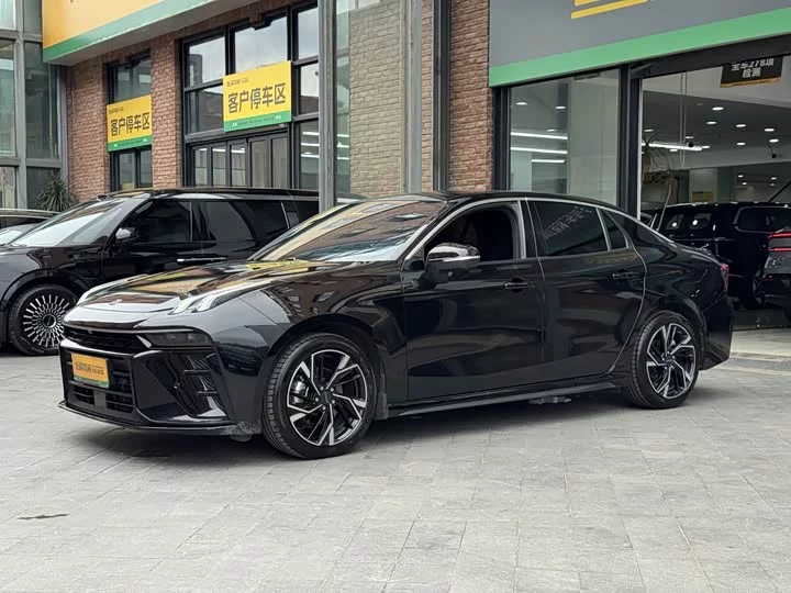 Lynk & Co 03