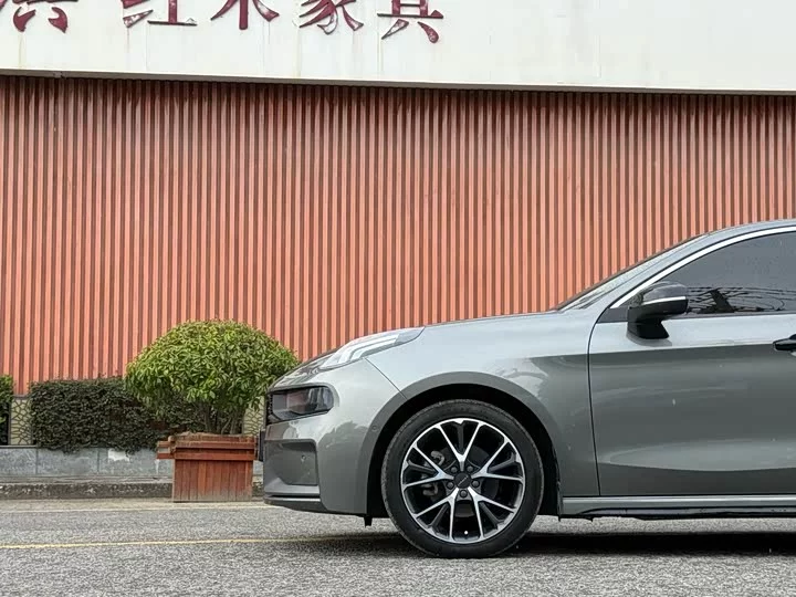 Lynk & Co 03