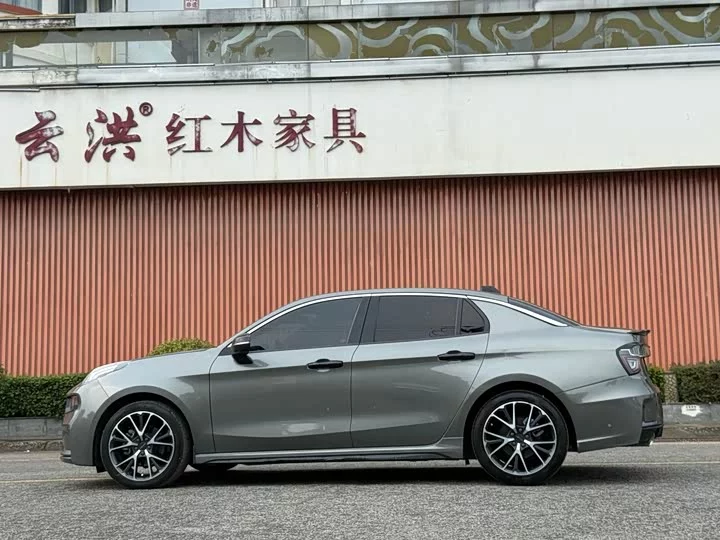 Lynk & Co 03