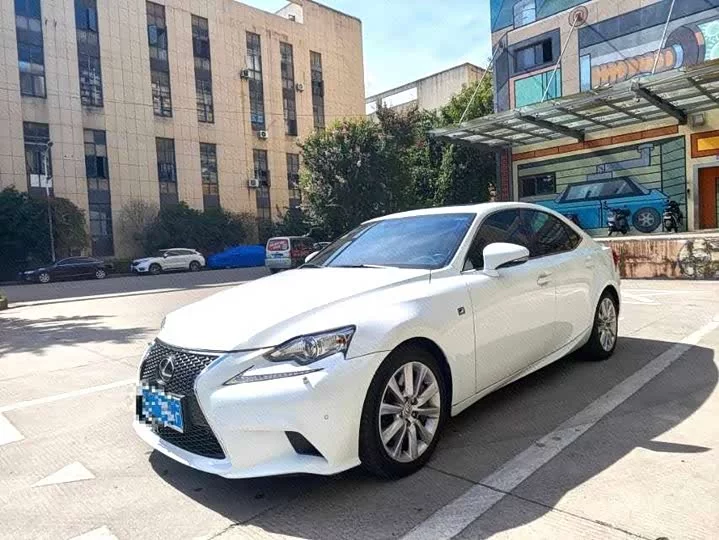 Lexus IS