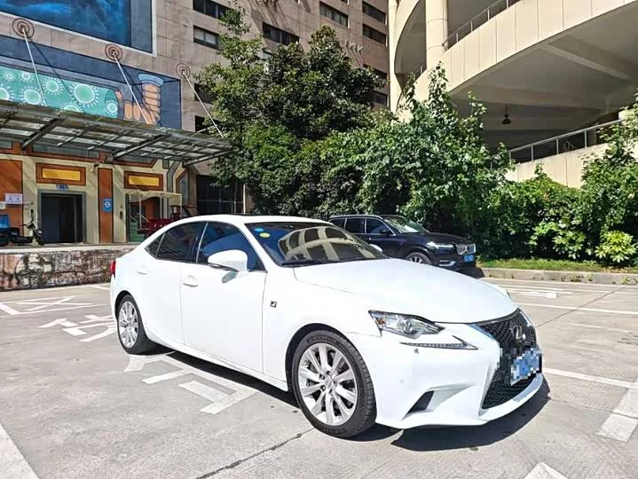 Lexus IS