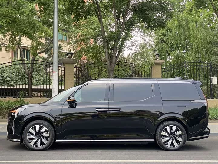 Volvo EM90