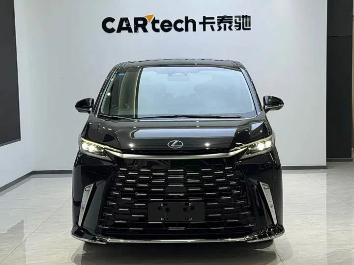 Lexus LM