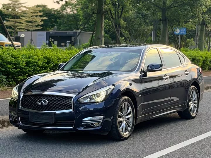 Infiniti Q70