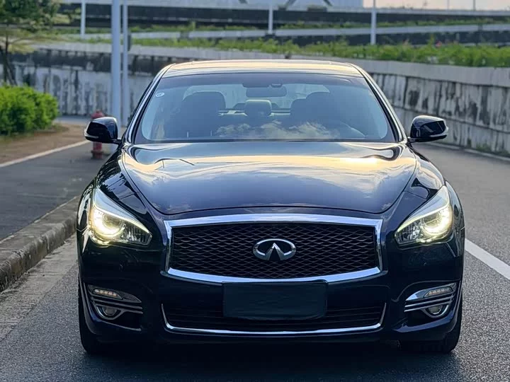 Infiniti Q70