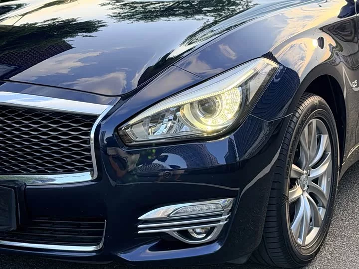 Infiniti Q70