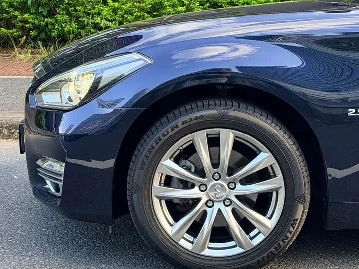 Infiniti Q70