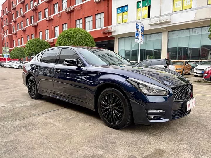 Infiniti Q70