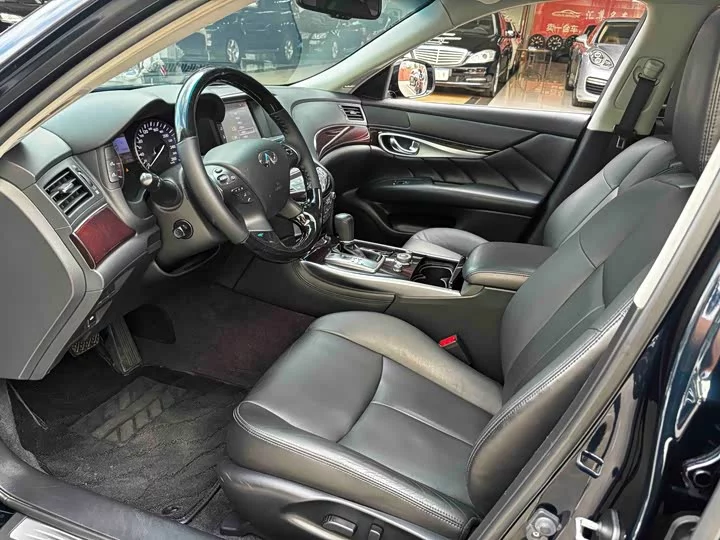 Infiniti Q70