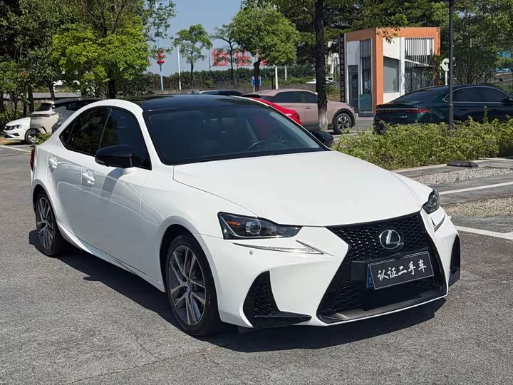 Lexus IS