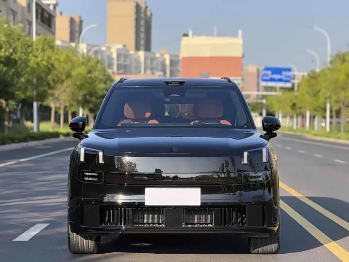 Lynk & Co 900