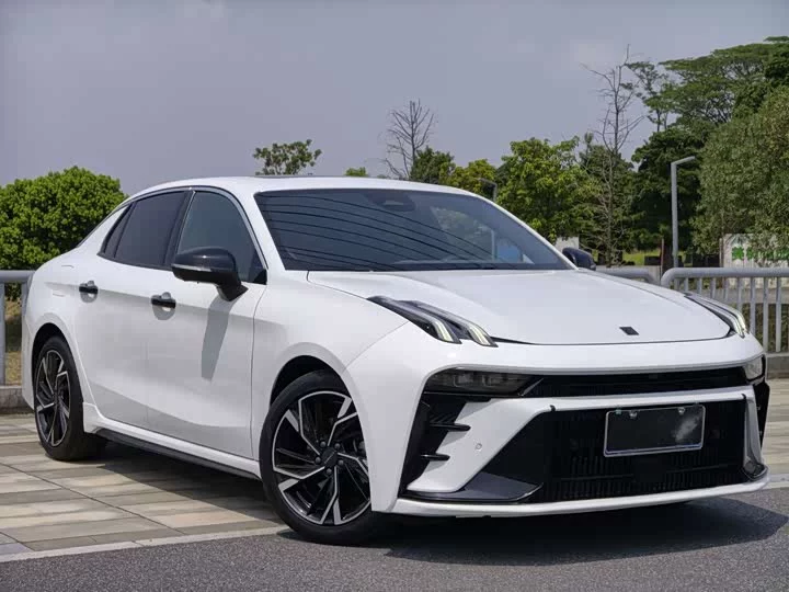 Lynk & Co 03