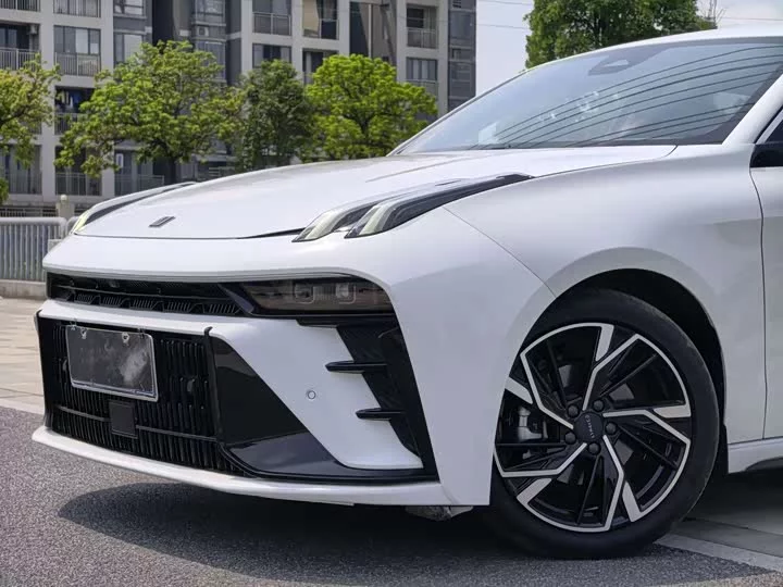 Lynk & Co 03
