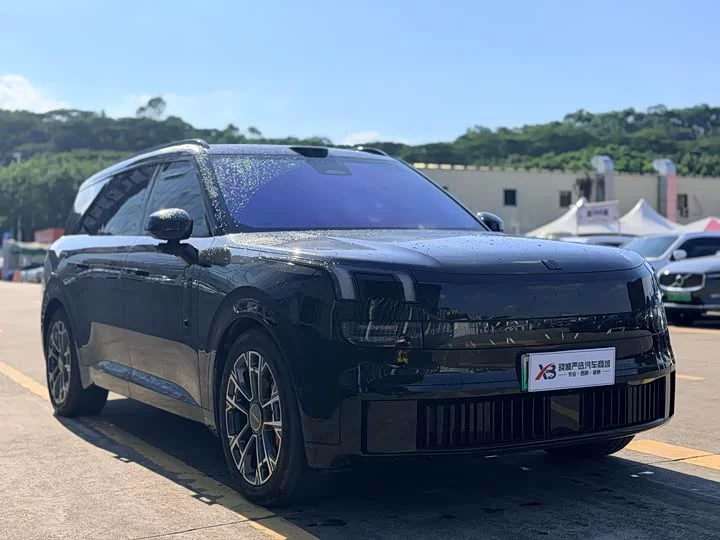 Lynk & Co 900