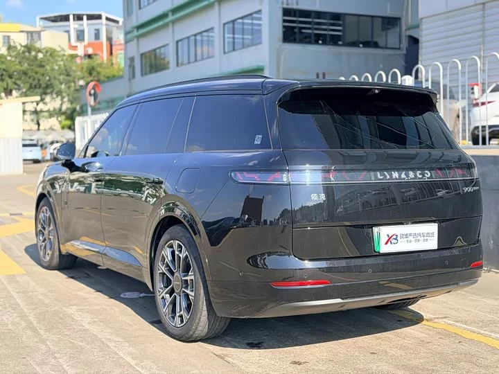 Lynk & Co 900