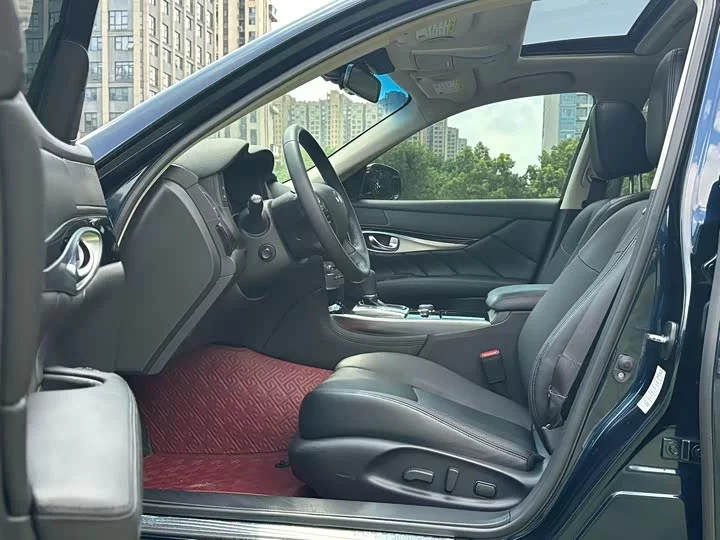 Infiniti Q70