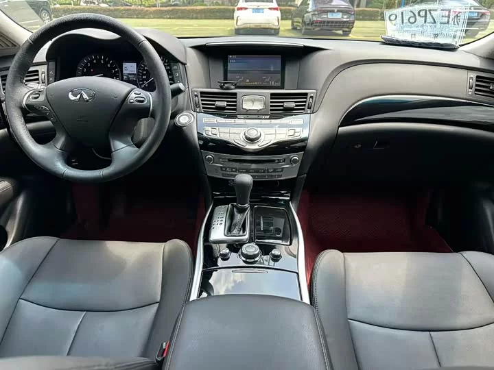 Infiniti Q70