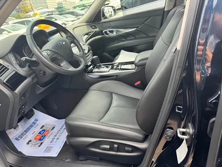 Infiniti Q70