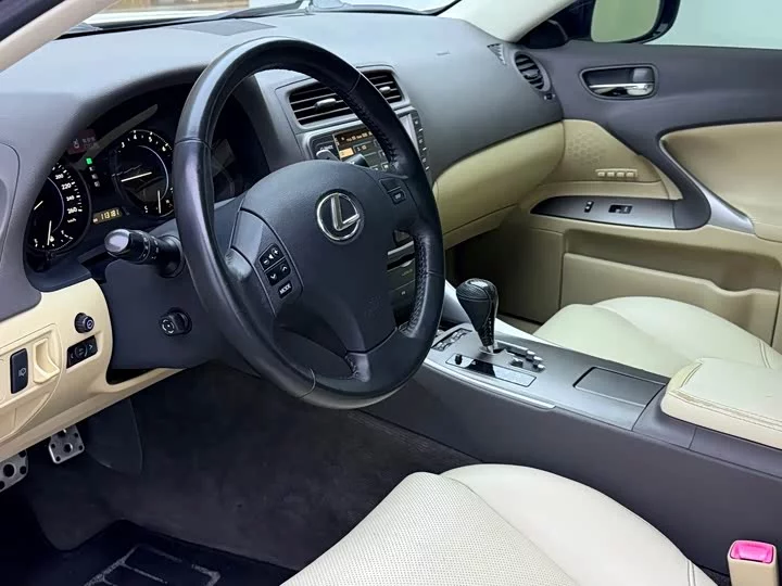 Lexus IS