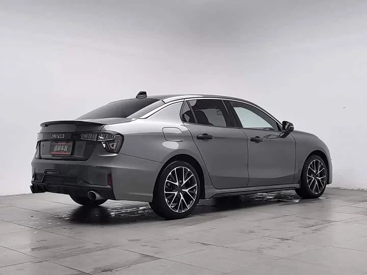 Lynk & Co 03