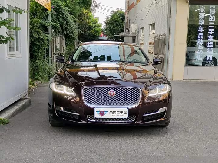 Jaguar XJ