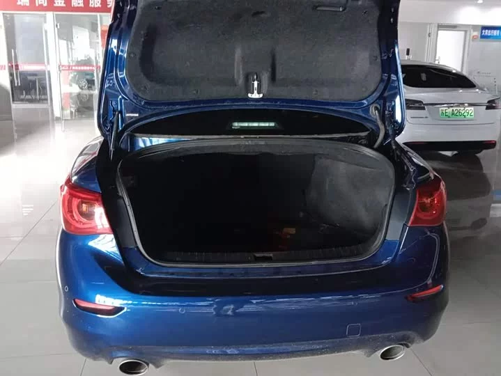 Infiniti Q50L
