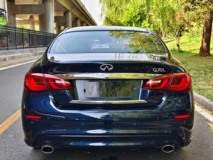 Infiniti Q70
