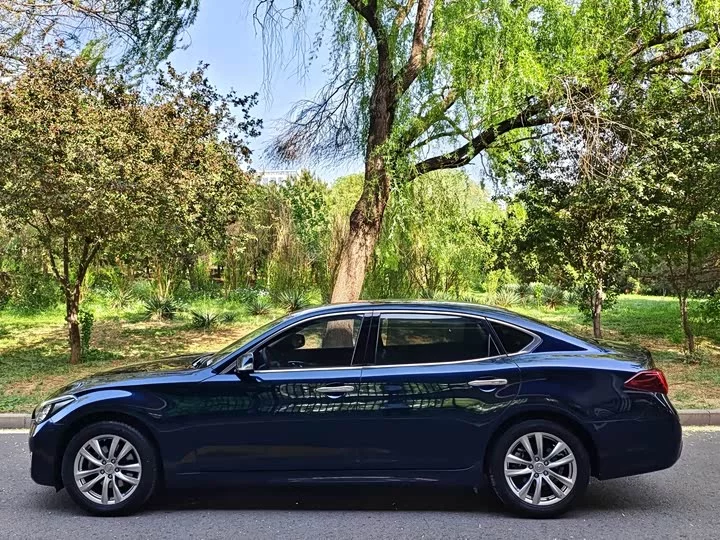 Infiniti Q70