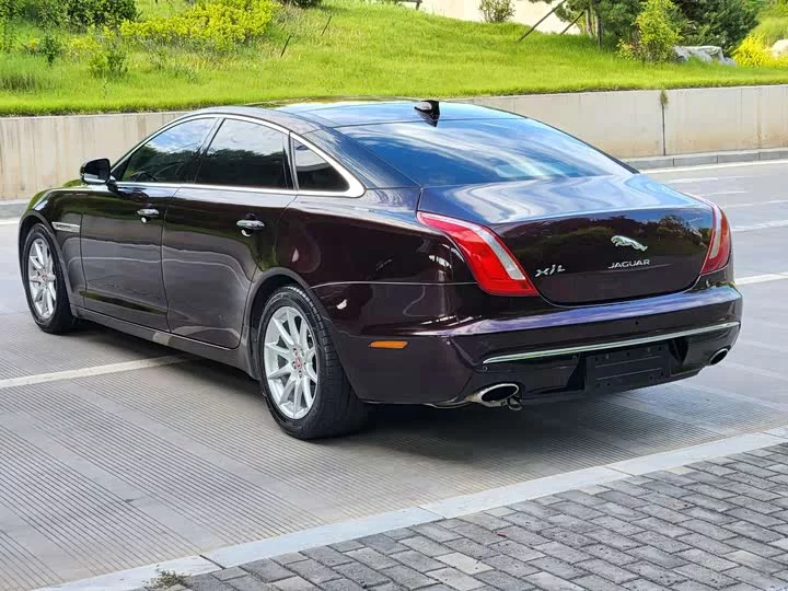 Jaguar XJ