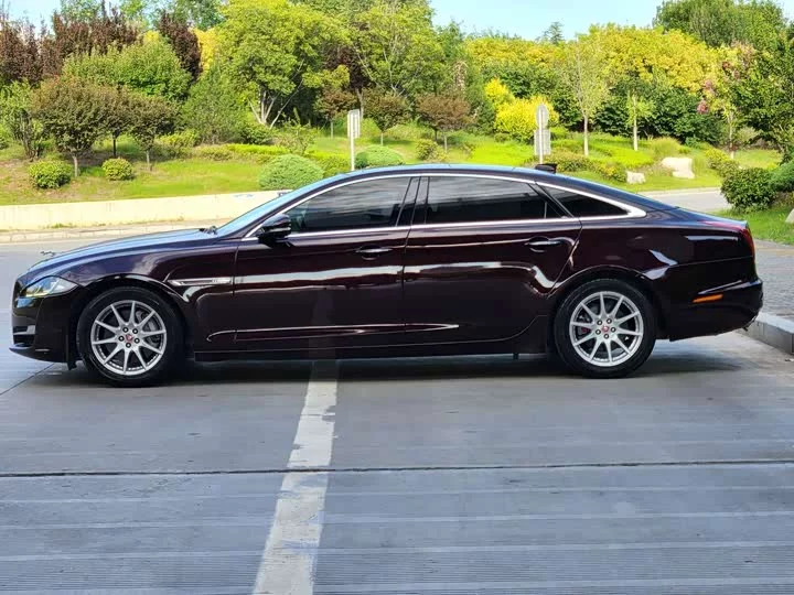 Jaguar XJ