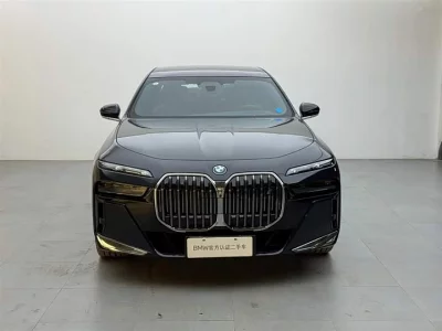 BMW i7