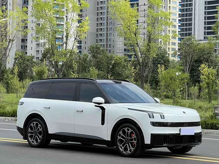 Lynk & Co 900