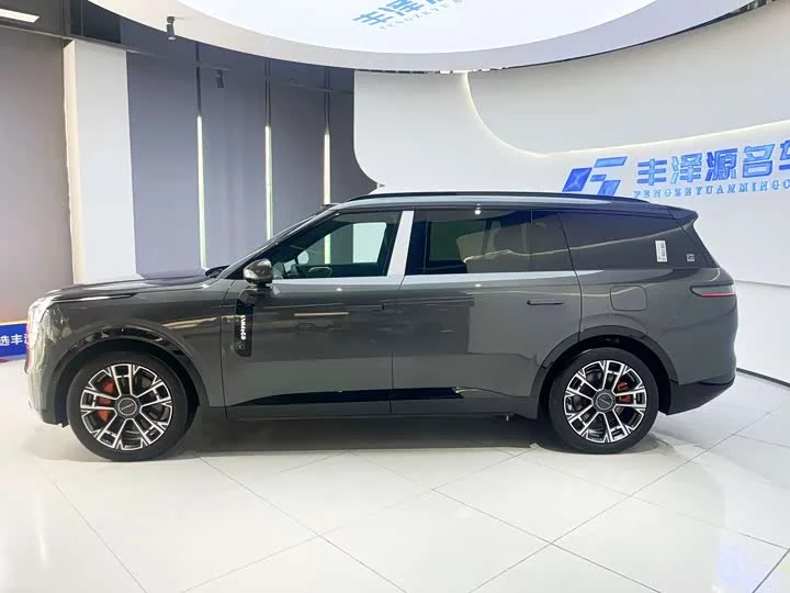 Lynk & Co 900