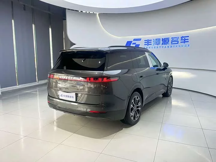 Lynk & Co 900