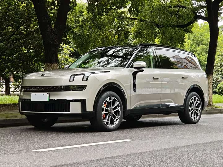 Lynk & Co 900