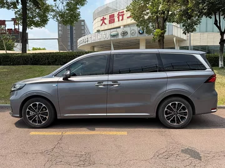 Roewe iMAX8