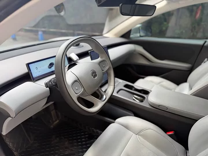 NIO ET5