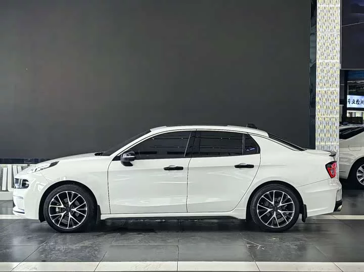 Lynk & Co 03