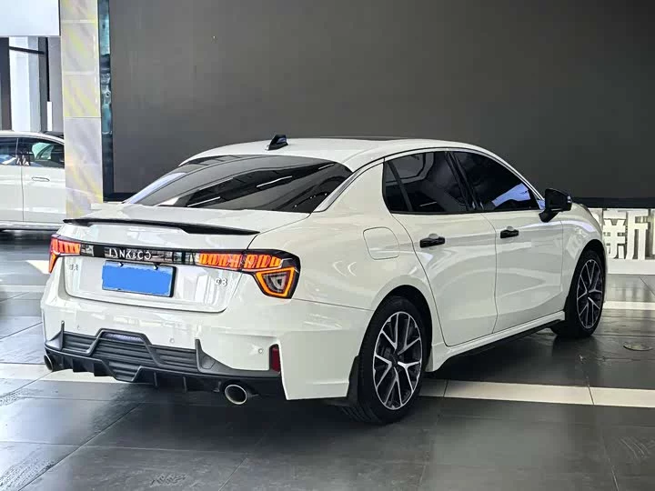 Lynk & Co 03