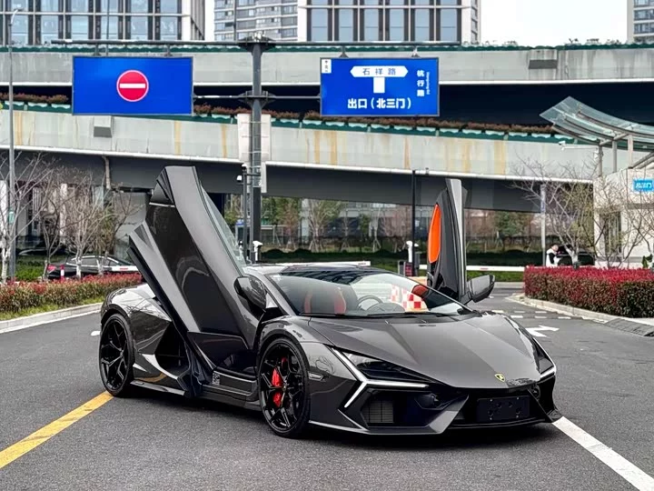 Lamborghini Revuelto