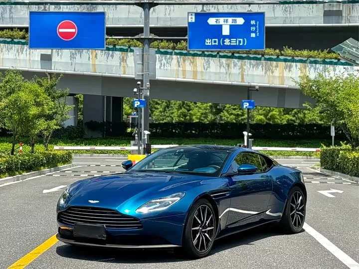 Aston Martin DB11