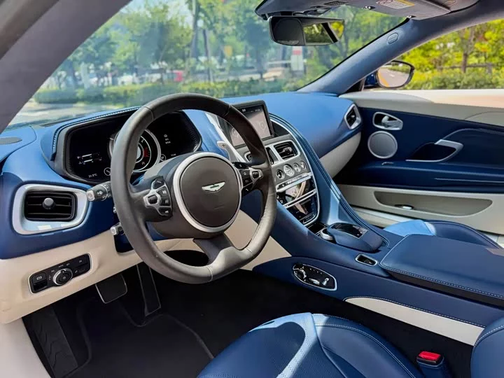 Aston Martin DB11