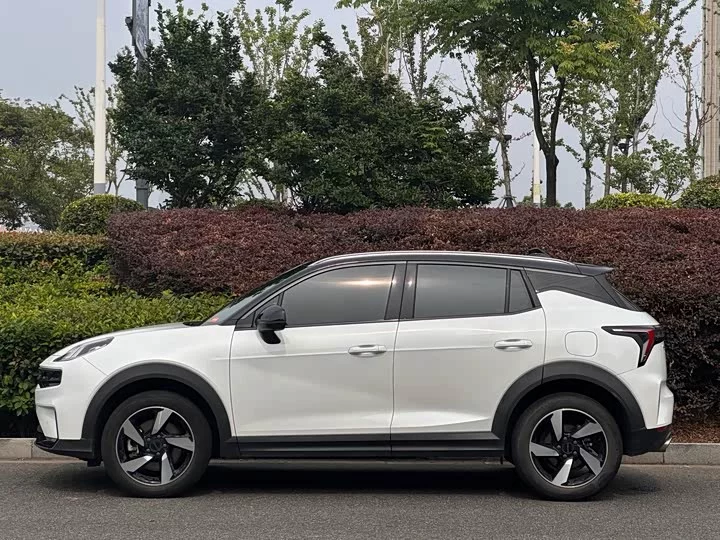 Lynk & Co 06