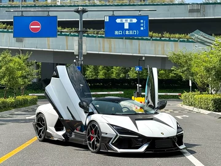 Lamborghini Revuelto