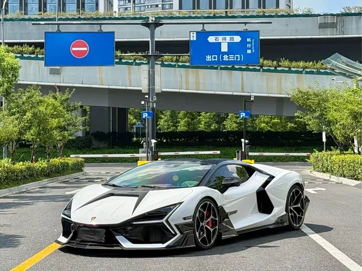 Lamborghini Revuelto